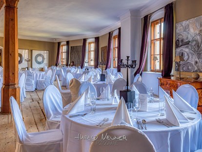 Hochzeitsfotos - Tirol - Teil der Hochzeitsreportage:
die gedeckten Tische (im Grafensaal des Schloß Friedberg in Volders) - Fotografie Harald Neuner