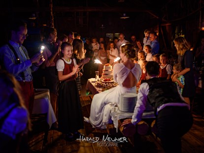 Hochzeitsfotos - Tirol - Die Torte! Meist einer der Höhepunkte jedes Hochzeitsfestes. - Fotografie Harald Neuner