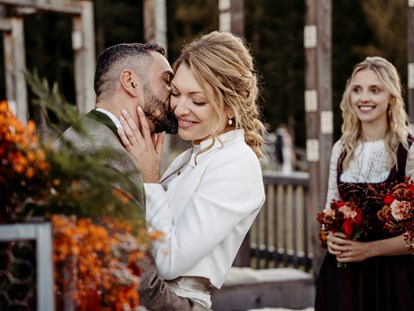 Hochzeitsfotos - Oberbayern - Bräutigam küsst Braut zärtlich - Facetten Fotografie