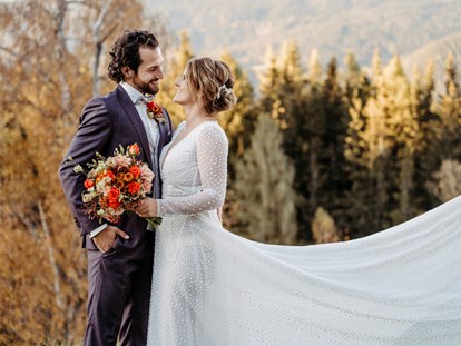 Hochzeitsfotos - Oberbayern - Brautpaar vor Herbstwald - Facetten Fotografie