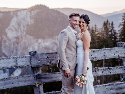 Hochzeitsfotos - Oberbayern - Brautpaar vor einem traumhaftem Bergpanorama - Facetten Fotografie
