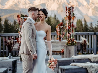 Hochzeitsfotos - Oberbayern - Bräutigam zieht seine Braut liebevoll zu sich - Facetten Fotografie