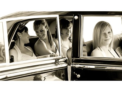 Hochzeitsfotos - Weinviertel - Vier Brautjungfern sitzen im Brautauto, ein wunderschöner Rolls Royce. - August Lechner