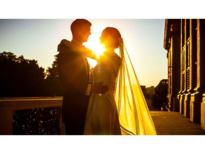 Hochzeitsfotos - Donauraum - Brautpaar im Sonnenuntergang. Schloß Schönbrunn in Wien. - August Lechner