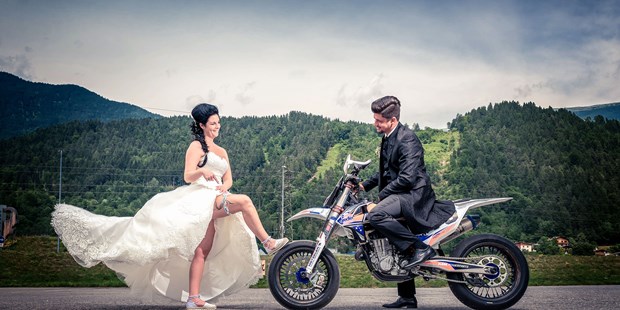 Hochzeitsfotos - Copyright und Rechte: Bilder auf Social Media erlaubt - Volders - Braut oder Motorrad :-) - JB_PICTURES