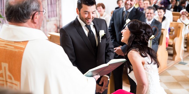 Hochzeitsfotos - Copyright und Rechte: Bilder kommerziell nutzbar - Vomp - Echte Emotionen in der Kirche mit Cindy und Michael im Tiroler Pitztal - click & smile photography