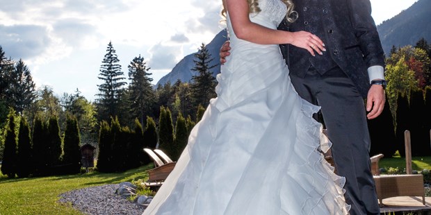 Hochzeitsfotos - Copyright und Rechte: Bilder kommerziell nutzbar - Volders - Brautpaarshooting mit Janine und Markus im Gnadenwalder Speckbacherhof bei Hall in Tirol - click & smile photography
