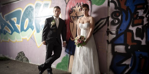 Hochzeitsfotos - Art des Shootings: After Wedding Shooting - Salzburg-Umgebung - Coole Location in Unterfühtung mit Grafitti in Seekirchen - FOTO FLAUSEN - Andreas Brandl