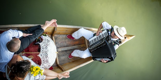 Hochzeitsfotos - zweite Kamera - Salzburg-Stadt (Salzburg) - im Boot mit Musikant auf der Fischach in Seekirchen - FOTO FLAUSEN - Andreas Brandl