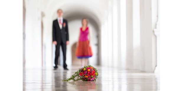 Hochzeitsfotos - Berufsfotograf - Pyhrn Eisenwurzen - Brautpaar und Strauss im Stift St. Florian - DieFotoFrau