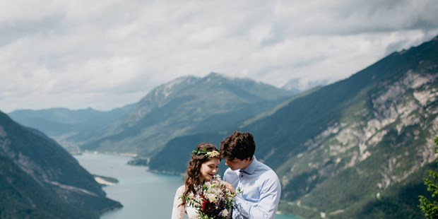 Hochzeitsfotos - Videografie buchbar - Au in der Hallertau - Brautpaar am wunderschönen Achensee in Tirol mit Blick auf die umliegenden Berge. WE WILL WEDDINGS | Hochzeitsfotografin Tirol / Innsbruck - WE WILL WEDDINGS