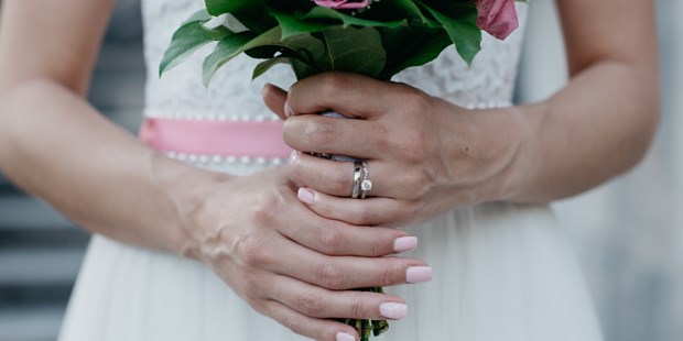 Hochzeitsfotos - Videografie buchbar - Ehrwald - Braut hält Blumenstrauß. Ehering und Verlobungsring. WE WILL WEDDINGS | Hochzeitsfotografin Tirol / Wien - WE WILL WEDDINGS