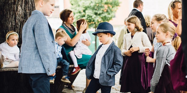 Hochzeitsfotos - Fotobox alleine buchbar - Burgenland - Kind mit Hut - WK photography