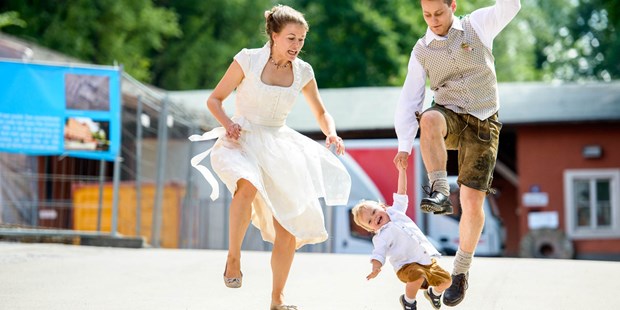 Hochzeitsfotos - Art des Shootings: Trash your Dress - Bayern - Das Brautpaar wollte ein besonderes Hochzeitsfoto haben. Das haben sie nun (davon) ;-) - Wolfgang Burkart Fotografie