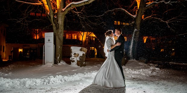 Hochzeitsfotos - Fotostudio - Bayern - Zum Glück konnte ich das Brautpaar überreden, nochmals für ein paar Aufnahmen in die Kälte raus zu gehen. - Wolfgang Burkart Fotografie