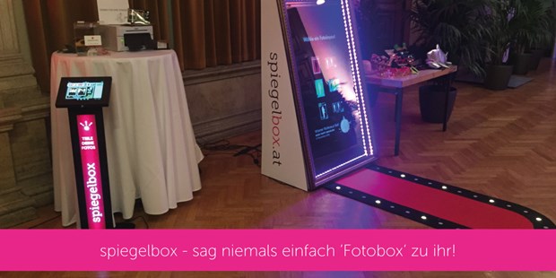 Hochzeitsfotos - Fotobox mit Zubehör - Wien-Stadt - Die spiegelbox inklusive Social Media Sharing Station und Drucker - spiegelbox