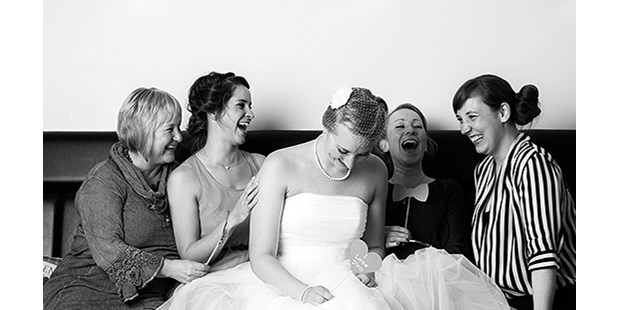 Hochzeitsfotos - Fotostudio - Witten - Hochzeitsfeier Frauen Gruppenbild Hochzeitsreportage Köln - Dorina Köbele-Milaş
