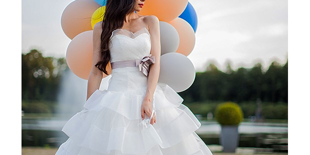 Hochzeitsfotos - Copyright und Rechte: Bilder auf Social Media erlaubt - Köln - Fotoshooting Braut mit Ballons Hochzeitsreportage Bremen Dorina Köbele-Milas - Dorina Köbele-Milaş