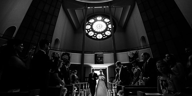 Hochzeitsfotos - Fotostudio - Paderborn - Braut und Brautvater Ankommen kirchliche Trauung Köln Hochzeitsfotograf Dorina Köbele-Milas - Dorina Köbele-Milaş