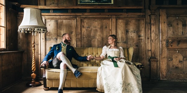 Hochzeitsfotos - Fotobox mit Zubehör - Traunsee - Paar in Trachten im Schloss Höch in der Flachau - Dieter Hawlan