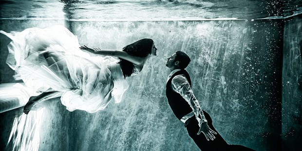 Hochzeitsfotos - Art des Shootings: Unterwassershooting - Zürich-Stadt - Hochzeitsfotograf Monika Kessler Unterwassershooting - Art of Photography Monika Kessler