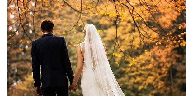 Hochzeitsfotos - Videografie buchbar - Bodensee-Vorarlberg - Brautpaar mit Herbststimmung - Art of Photography Monika Kessler