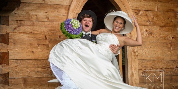 Hochzeitsfotos - Fotostudio - Regensburg - Hochzeit mit Hut - Going am Wilden Kaiser - Klaus Mittermayr Fotografie