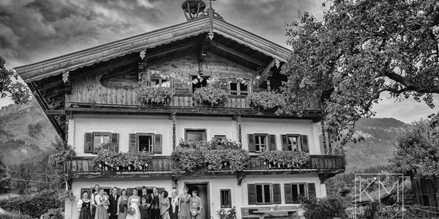 Hochzeitsfotos - Berufsfotograf - Innviertel - Hochzeitsgesellschaft vor dem Hof der Familie in Tirol - Klaus Mittermayr Fotografie