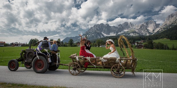 Hochzeitsfotos - Videografie buchbar - Cham (Cham) - "Mit dem Leiterwagen zu Kirche" - Hochzeit in Tirol am Wilden Kaiser - Klaus Mittermayr Fotografie