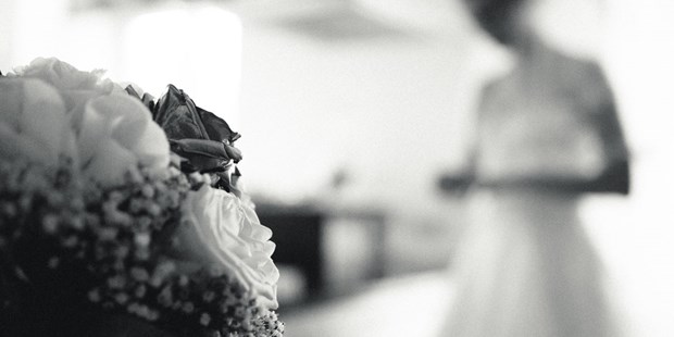 Hochzeitsfotos - Art des Shootings: Trash your Dress - Allentsteig - Fine Art Hochzeitsfotograf, Brautstrauß und Braut - ultralicht Fotografie