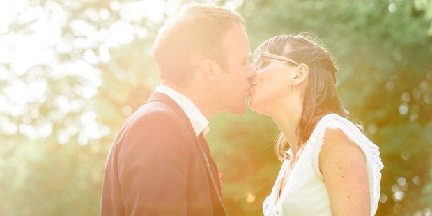 Hochzeitsfotos - Copyright und Rechte: Bilder auf Social Media erlaubt - Niederösterreich - Fine Art Hochzeitsfotograf, Brautpaar im Sonnenuntergang - ultralicht Fotografie