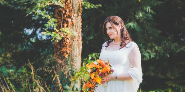 Hochzeitsfotos - Fotobox mit Zubehör - Gutau - Fine Art Hochzeitsfotograf, Braut mit Brautstrauß outdoor - ultralicht Fotografie