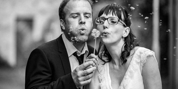 Hochzeitsfotos - Fotobox mit Zubehör - Gutau - Fine Art Hochzeitsfotograf, das Brautpaar und eine Pusteblume - ultralicht Fotografie