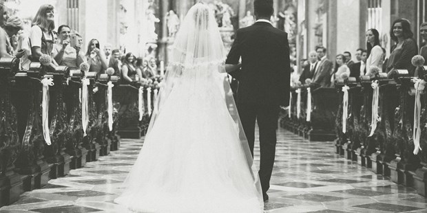 Hochzeitsfotos - Wiener Neustadt - Fine Art Hochzeitsfotograf, Einzug in die Kirche - ultralicht Fotografie