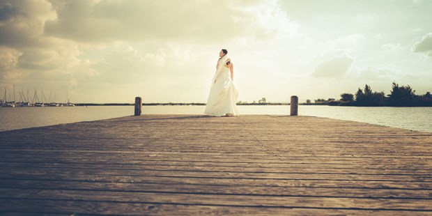 Hochzeitsfotos - Copyright und Rechte: Bilder privat nutzbar - Unterhautzental - Fine Art Hochzeitsfotograf, Braut am See im Sonnenuntergang - ultralicht Fotografie