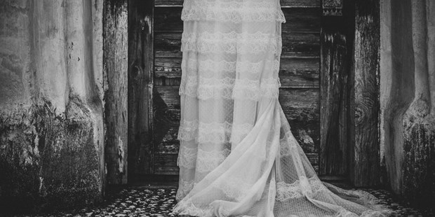 Hochzeitsfotos - Art des Shootings: Trash your Dress - Unterhautzental - Fine Art Hochzeitsfotograf, wunderschönes Hochzeitskleid im vintage style - ultralicht Fotografie