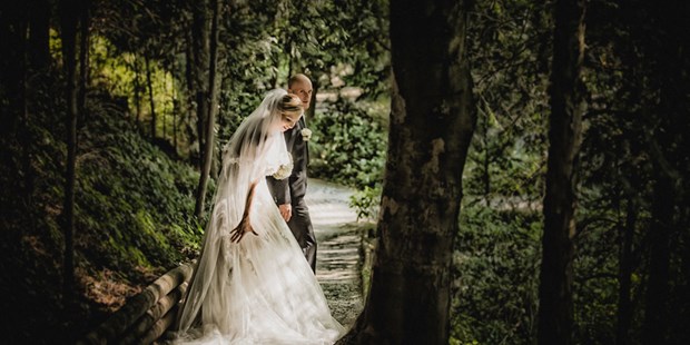 Hochzeitsfotos - Berufsfotograf - Niederösterreich - Fine Art Hochzeitsfotograf, Brautpaar im märchenhaften Licht im Wald - ultralicht Fotografie