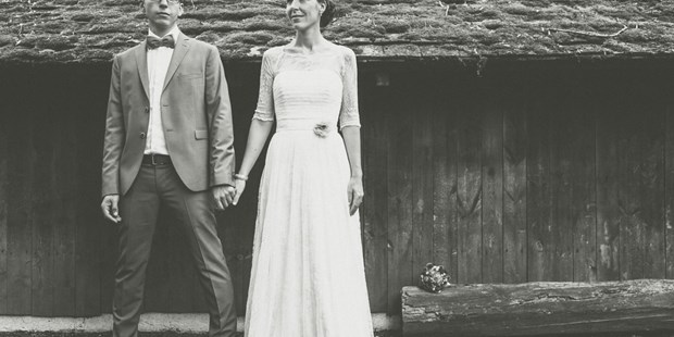 Hochzeitsfotos - Fotobox mit Zubehör - Weinviertel - Fine Art Hochzeitsfotograf, Brautpaar im schwarzweiß Vintage-Stil - ultralicht Fotografie