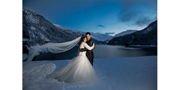 Hochzeitsfotos - Berufsfotograf - Schweiz - Brautpaarshooting bei Dämmerung im Engadin - Stefanie Blochwitz Fotografie - Nordlichtphoto