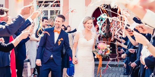 Hochzeitsfotos - Berufsfotograf - Gottmadingen - Brautpaar während dem Auszug - Stefan Kuhn Hochzeitsfotografie