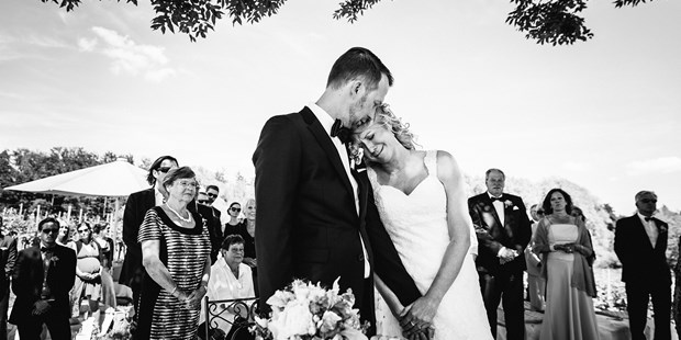 Hochzeitsfotos - Art des Shootings: Fotostory - Hilzingen - Brautpaar während der Trauung - Stefan Kuhn Hochzeitsfotografie