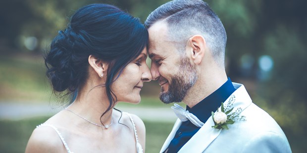 Hochzeitsfotos - Blankenhain - Verliebtes Brautpaar beim Hochzeitsshooting mit LM-Fotodesign - LM-Fotodesign