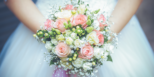 Hochzeitsfotos - Copyright und Rechte: Bilder auf Social Media erlaubt - Döbeln - Braut mit Brautstrauß - LM-Fotodesign
