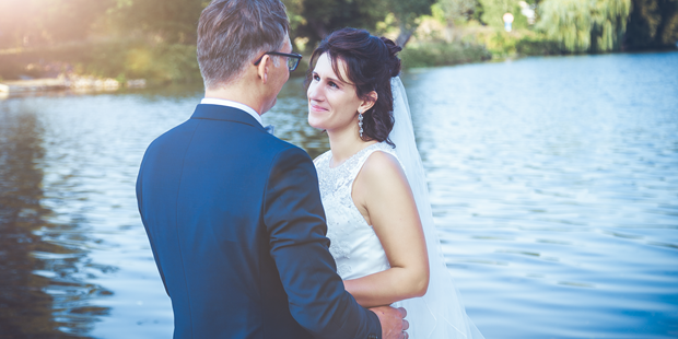 Hochzeitsfotos - Copyright und Rechte: Bilder auf Social Media erlaubt - Döbeln - Brautpaar am See - LM-Fotodesign