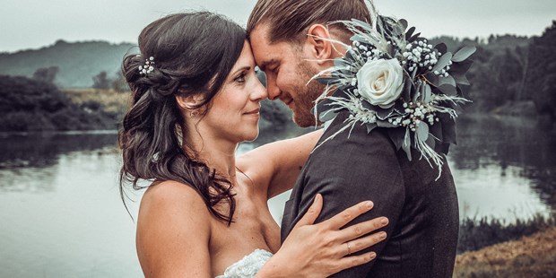 Hochzeitsfotos - Plessa - Romantisches Vintage Brautpaarshooting am See - LM-Fotodesign