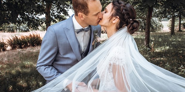 Hochzeitsfotos - Copyright und Rechte: Bilder auf Social Media erlaubt - Erzgebirge - Braut mit langem Schleier - LM-Fotodesign