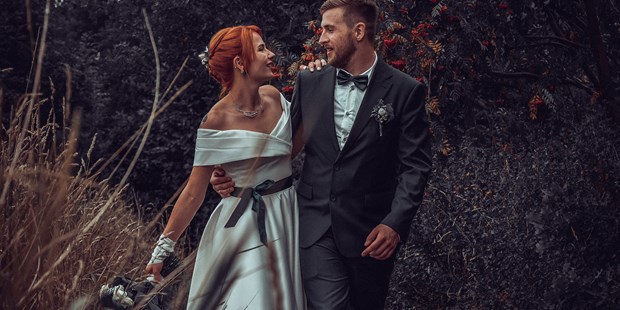 Hochzeitsfotos - Copyright und Rechte: keine Vervielfältigung erlaubt - Dessau - laufendes Brautpaar beim Hochzeits Shooting in Chemnitz - LM-Fotodesign