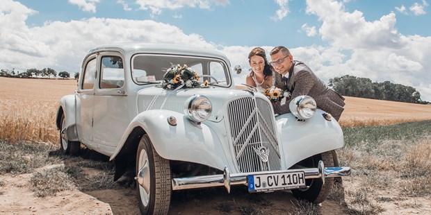 Hochzeitsfotos - Jena - Oldtimer Auto bei Hochzeit mit Fotoshooting - LM-Fotodesign