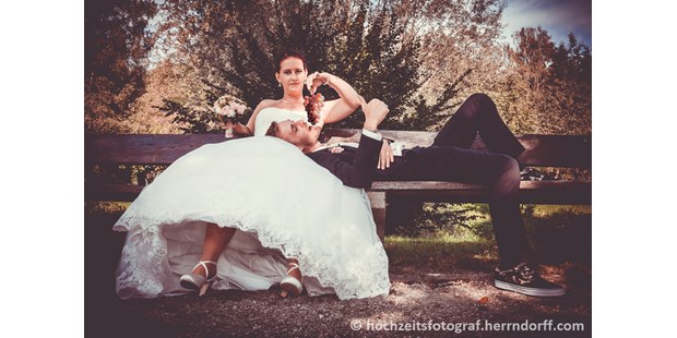 Hochzeitsfotos - Art des Shootings: Prewedding Shooting - Tschechien - Entspannter Pascha auf der Parkbank - Marco
