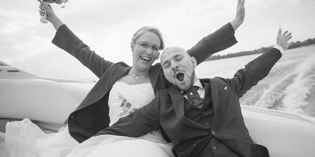 Hochzeitsfotos - Art des Shootings: Portrait Hochzeitsshooting - Binnenland - Das kommt raus wenn neben der Hochzeit ein Motorboot anlegt :-) - Steffen Frank
